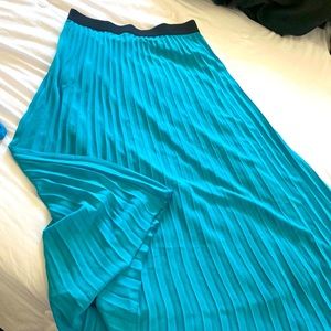 Lovely aqua colored, ankle length, accordion skirt. Elastic waistband-Xl